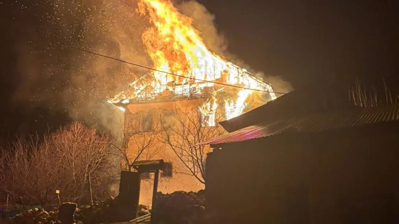 Gümüşhane'de yaşlı çiftin yaşadığı ev yandı! 1 kişinin cansız bedenine ulaşıldı