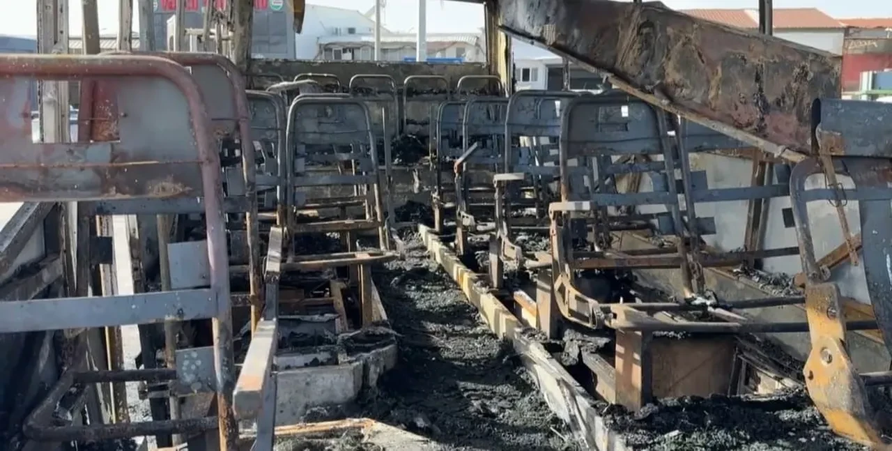 Hurda minibüste faci̇a! 16 yaşındaki genç alevlerin arasında can verdi