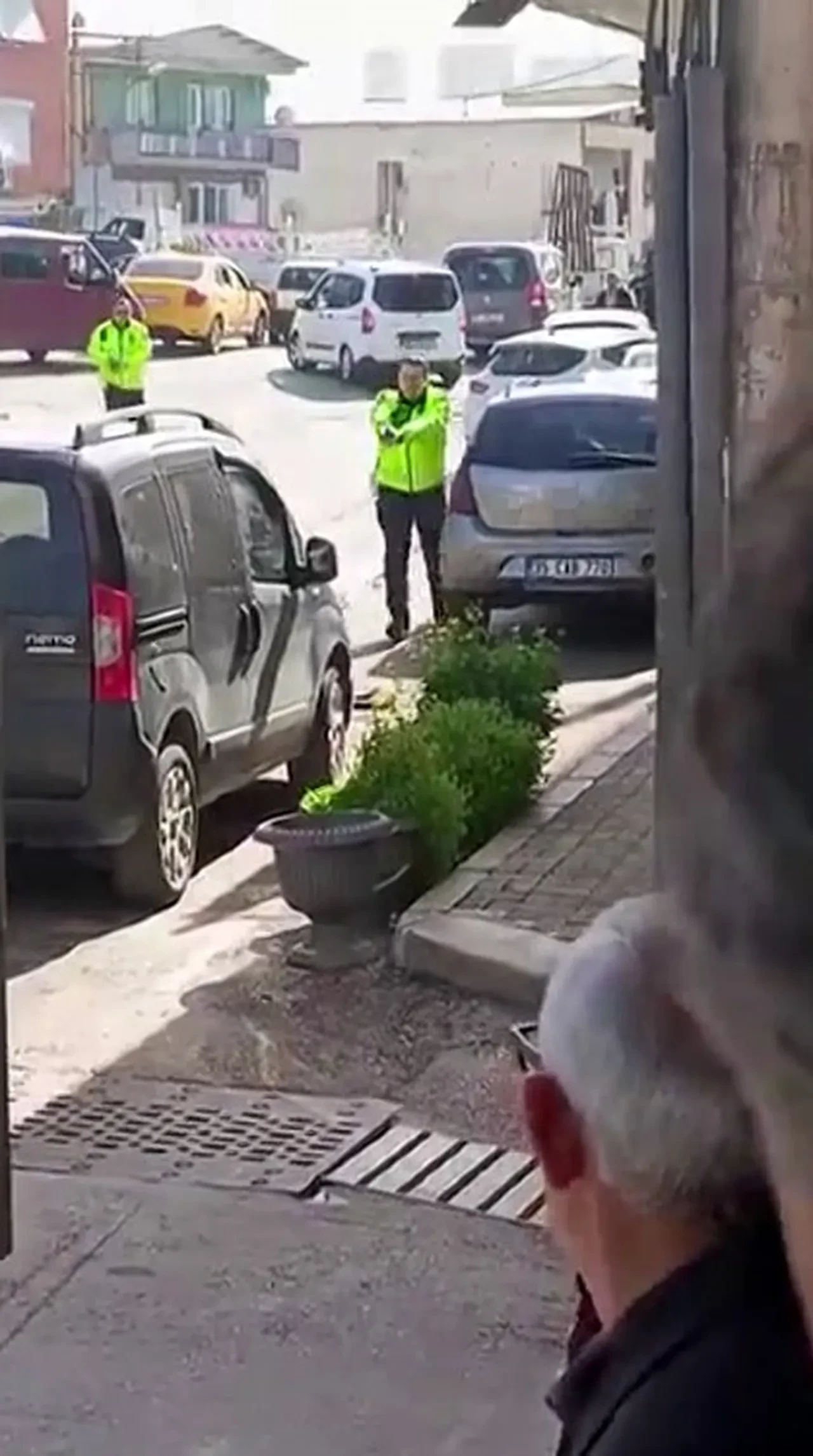 İzmir'de gündüz vakti yaylım ateşi! 19 yaşında pompalı tüfekle işyerini basıp dehşet saçtı