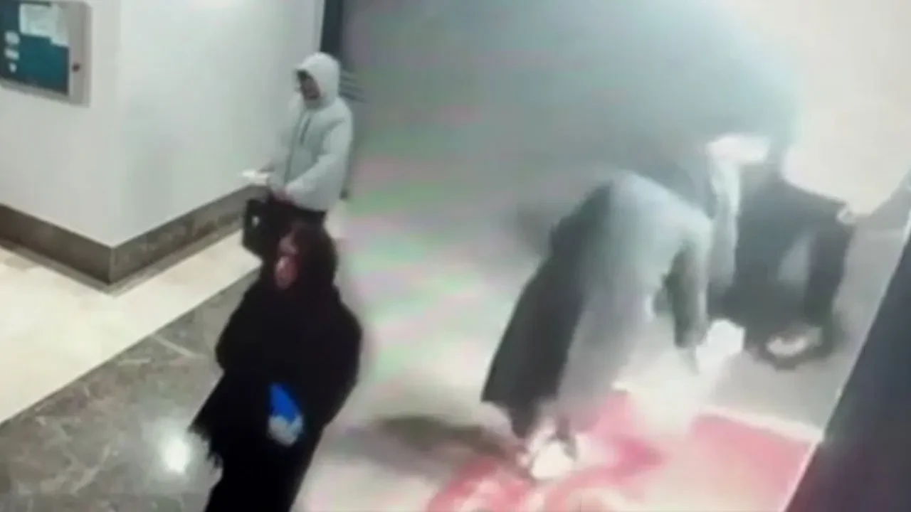 Kayseri’de apartmanda ‘büyü’ paniği! Gece yarısı kapı önlerine idrar ve kömür tozu döktüler