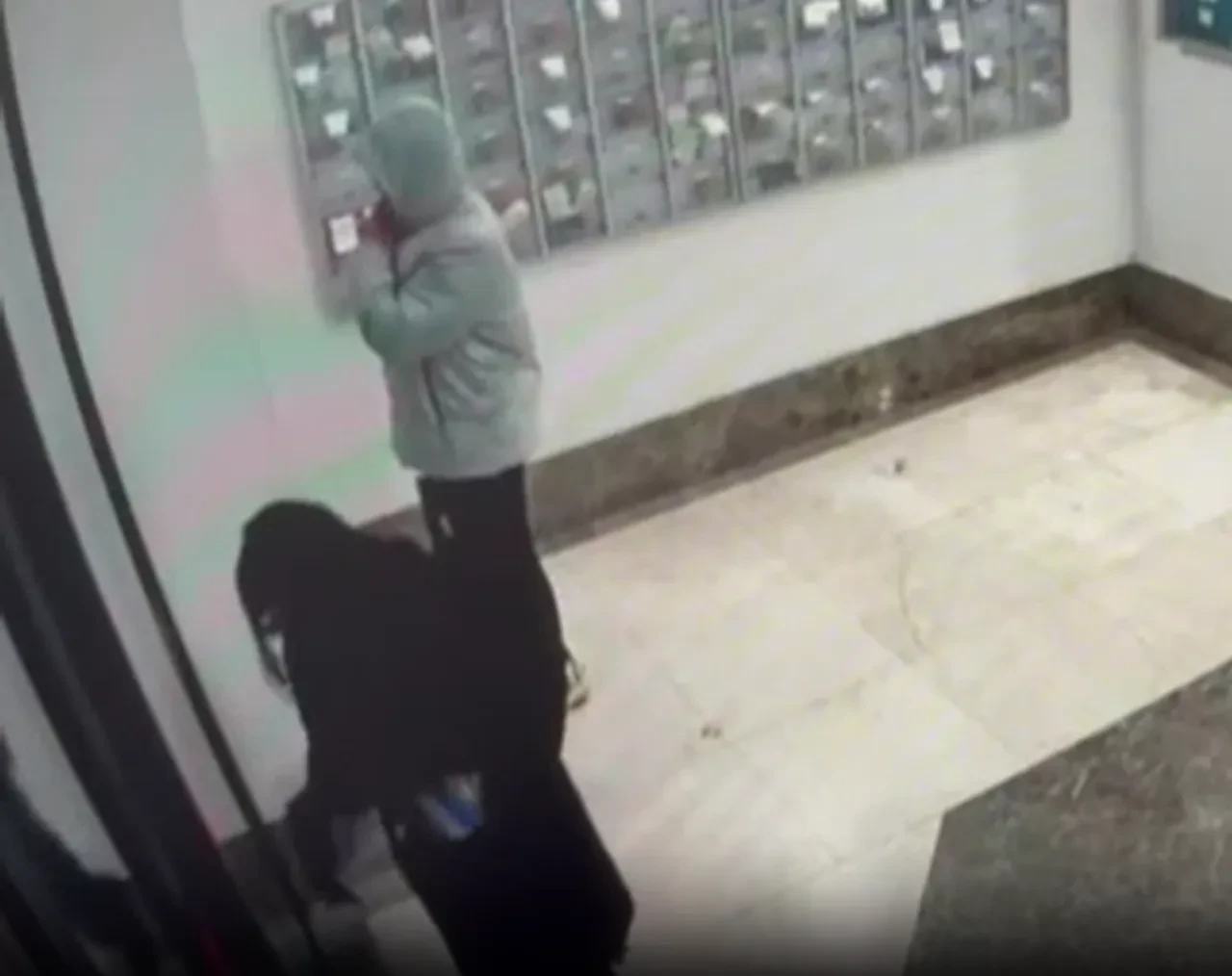 Kayseri’de apartmanda ‘büyü’ paniği! Gece yarısı kapı önlerine idrar ve kömür tozu döktüler