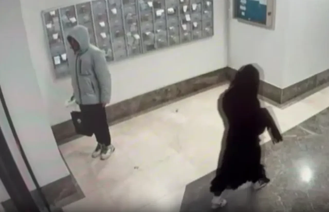 Kayseri’de apartmanda ‘büyü’ paniği! Gece yarısı kapı önlerine idrar ve kömür tozu döktüler