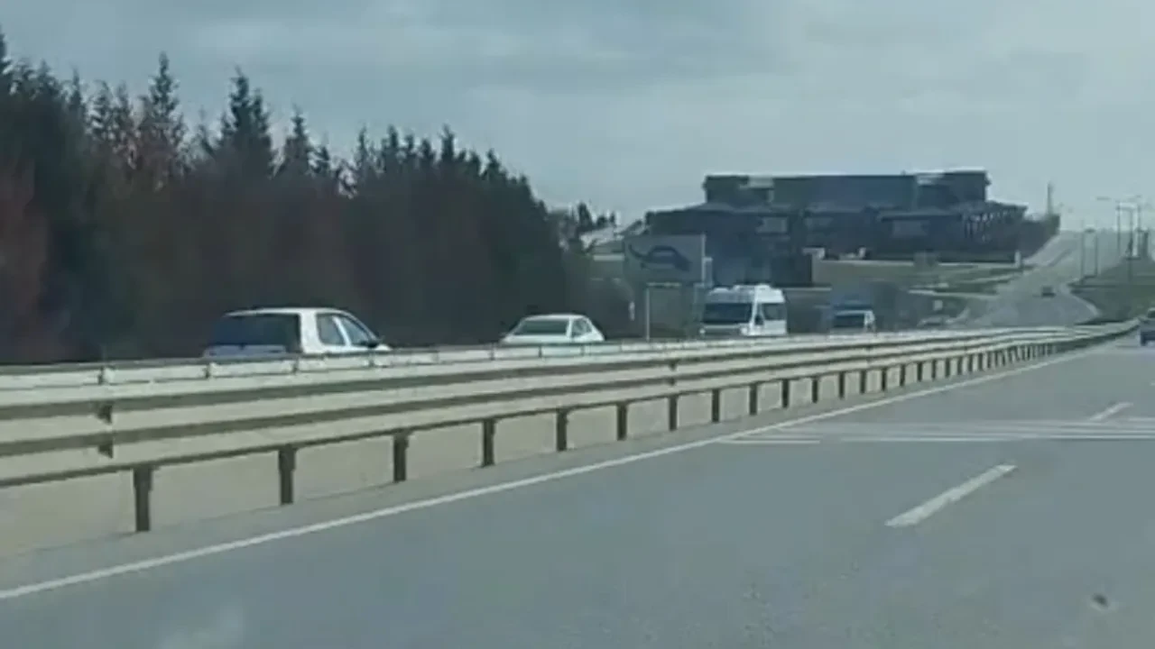 Ters yönde ilerleyen sürücü, trafiği birbirine kattı!