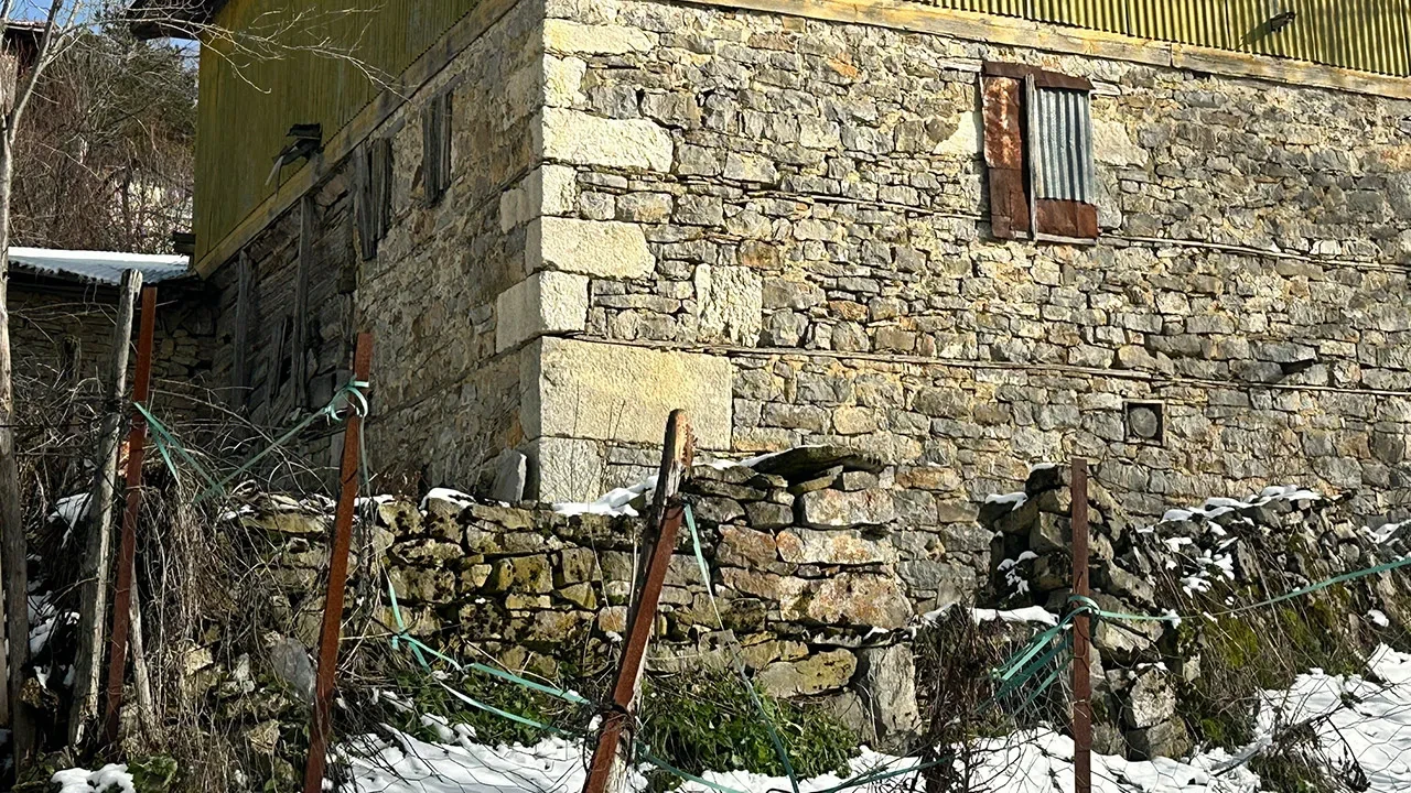 Köyün esrarengiz kalıntıları gün yüzüne çıkarıldı! Evlerin duvarlarında tarihi tapınağın izleri dikkat çekiyor