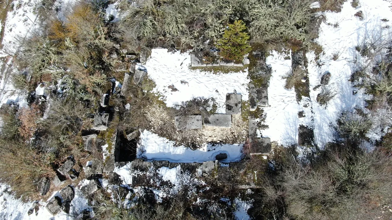 Köyün esrarengiz kalıntıları gün yüzüne çıkarıldı! Evlerin duvarlarında tarihi tapınağın izleri dikkat çekiyor
