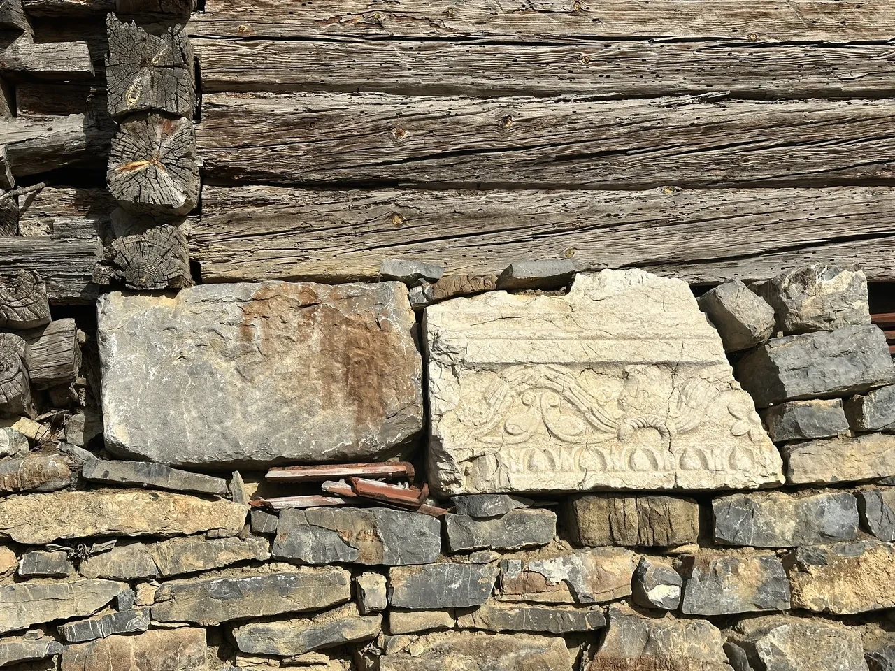 Köyün esrarengiz kalıntıları gün yüzüne çıkarıldı! Evlerin duvarlarında tarihi tapınağın izleri dikkat çekiyor