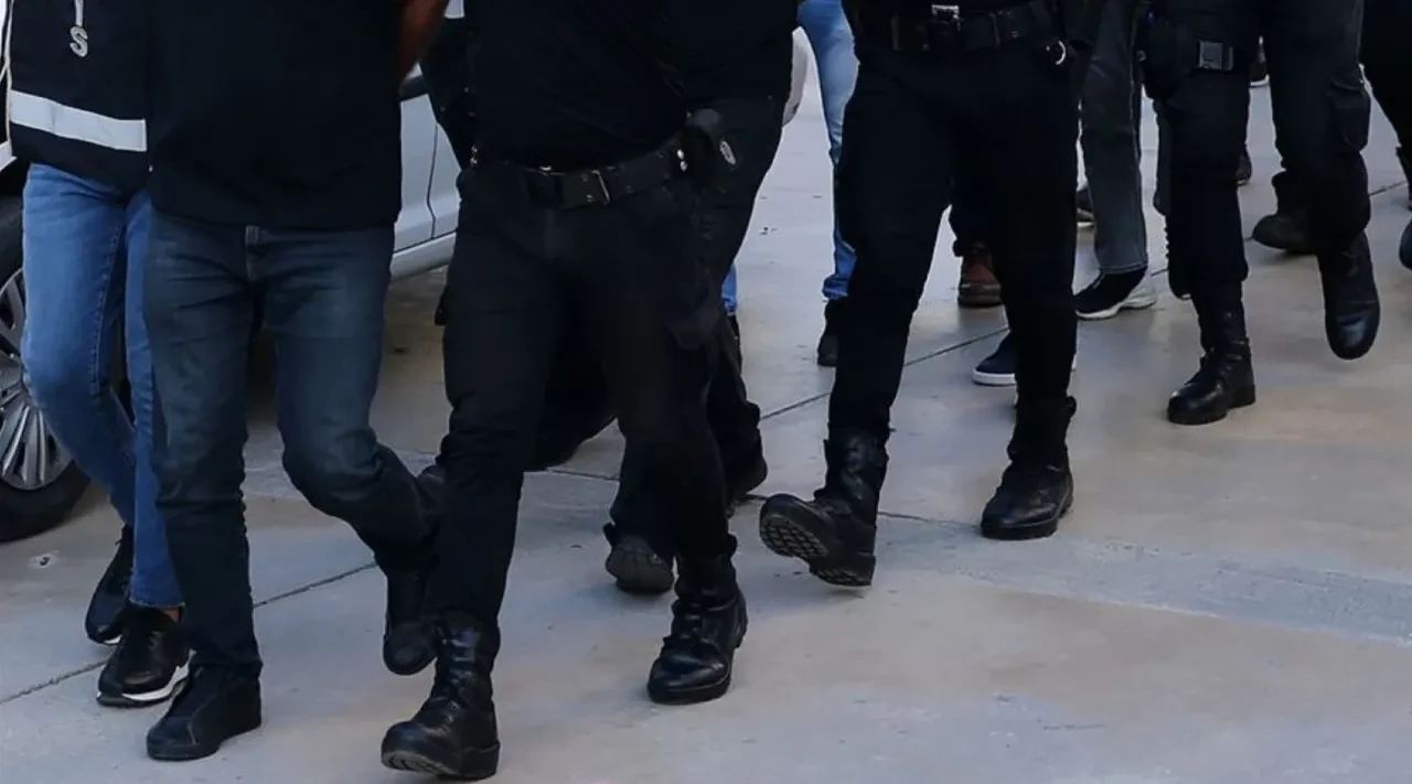 Küçükçekmece merkezli suç imparatorluğuna dev operasyon: '10 Kardeşler' örgütü üyesi 32 kişi tutuklama talebiyle adliyede