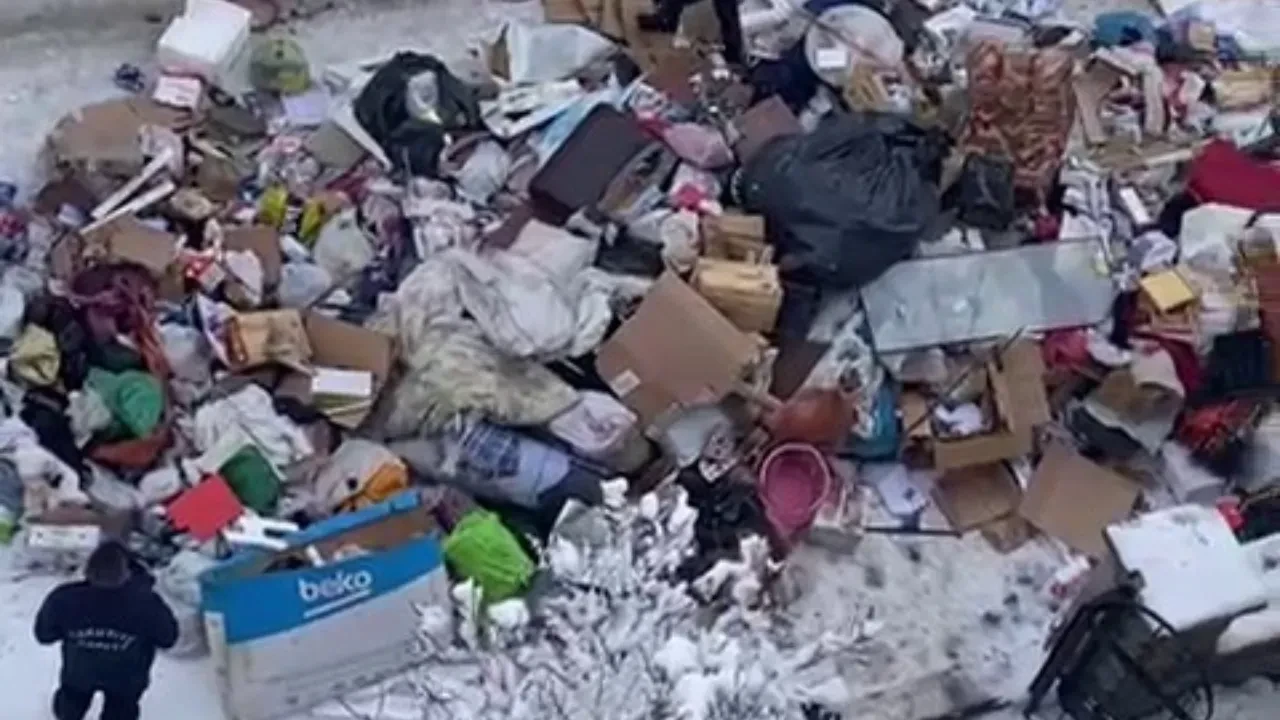 Mahalleli kokudan isyan etti! Yaşlı vatandaşın evinden çıkanlar şaşkına çevirdi