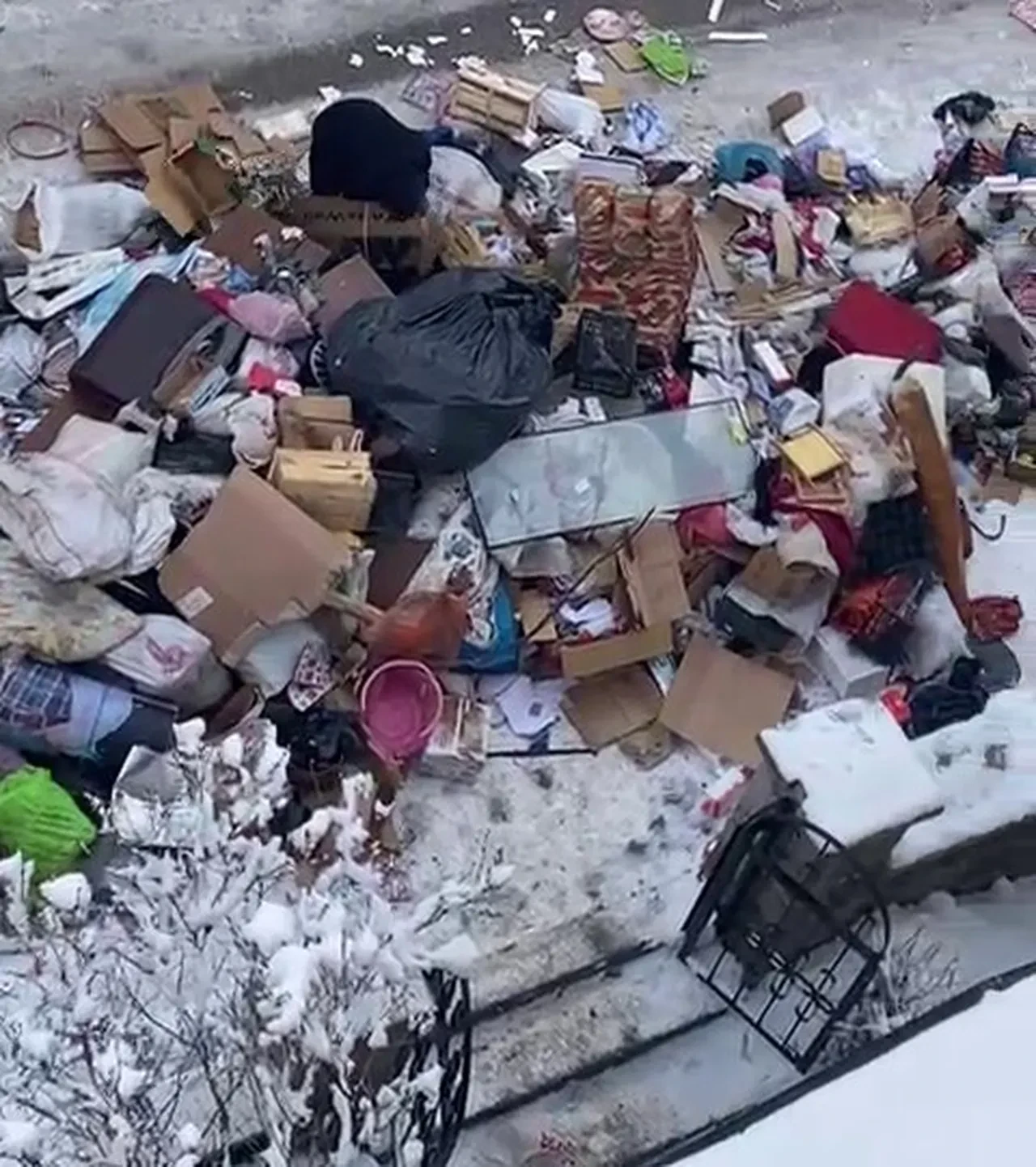 Mahalleli kokudan isyan etti! Yaşlı vatandaşın evinden çıkanlar şaşkına çevirdi