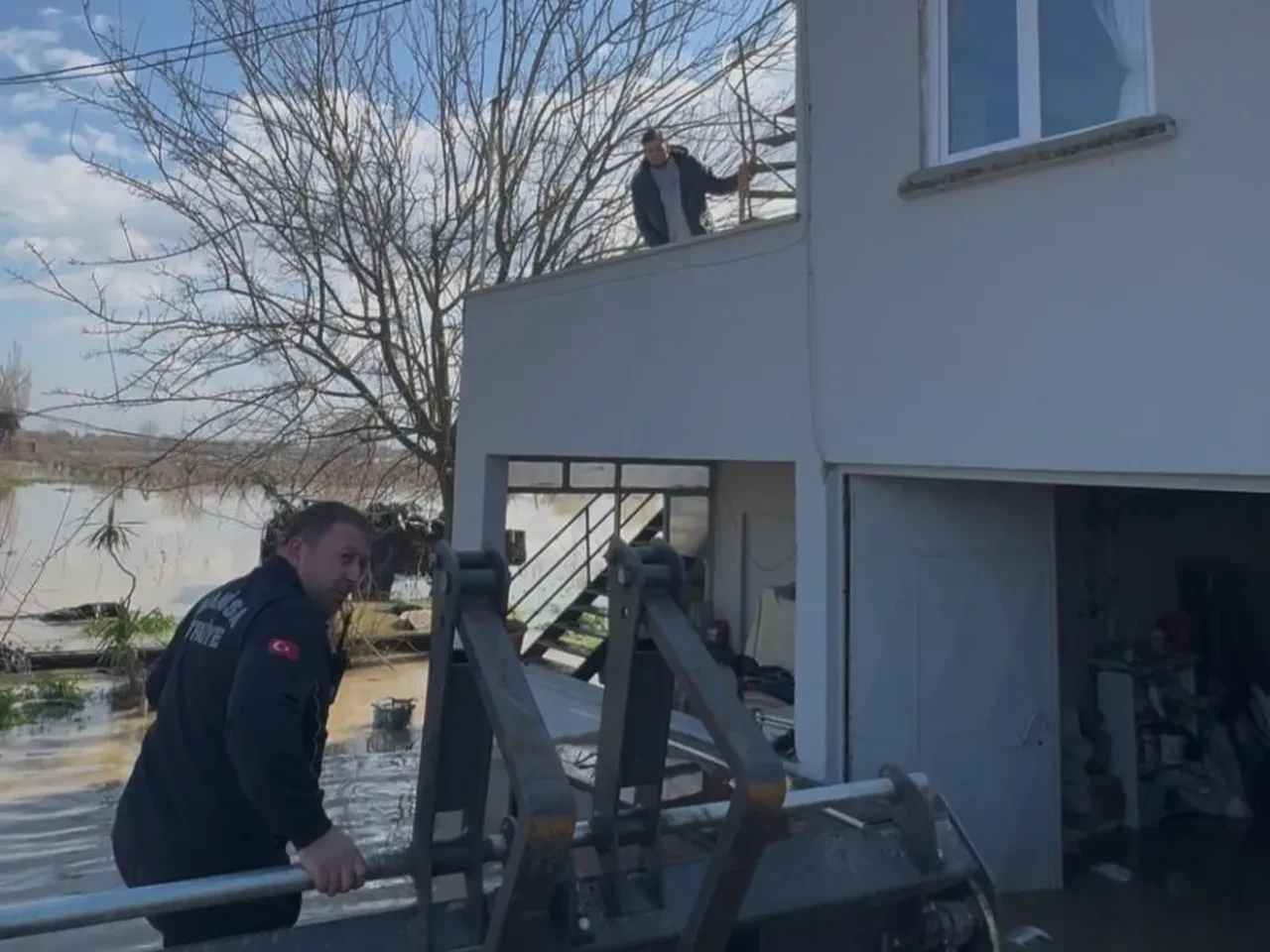 Manisa'yı sağanak vurdu! Gediz Nehri taştı, çok sayıda kişi mahsur kaldı