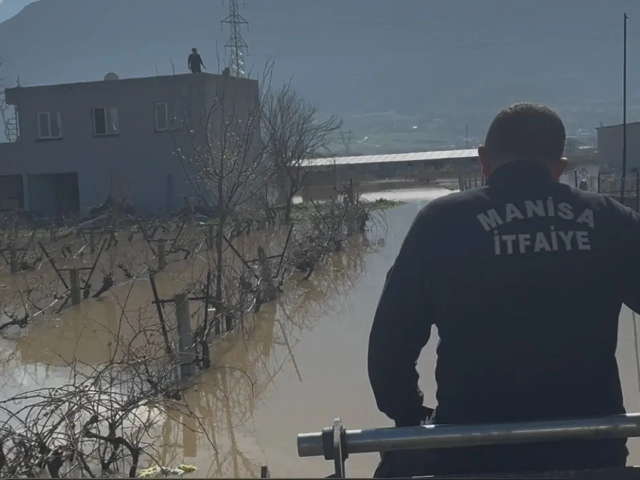 Manisa'yı sağanak vurdu! Gediz Nehri taştı, çok sayıda kişi mahsur kaldı
