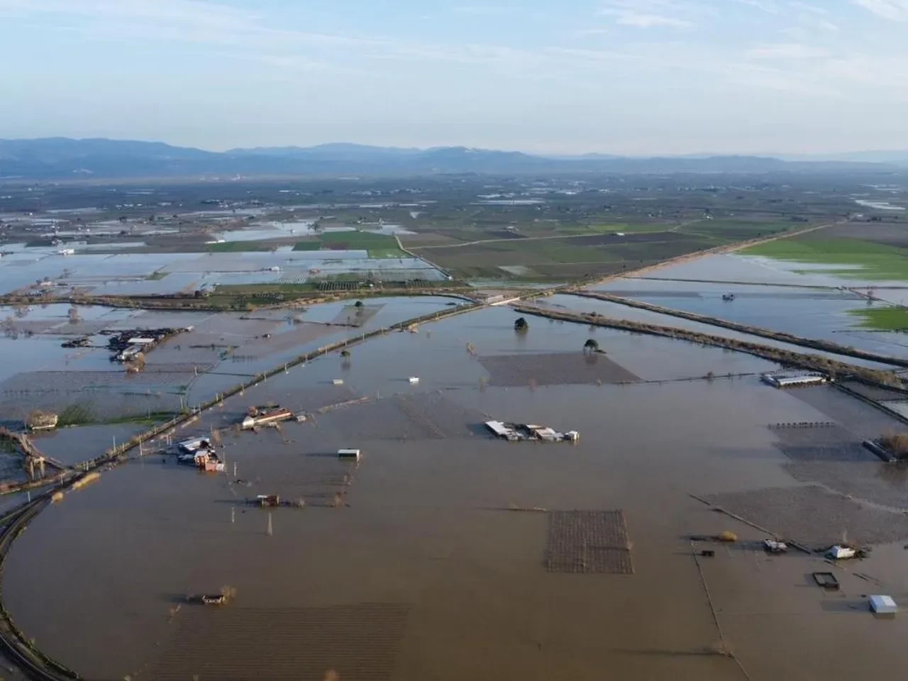 Manisa'yı sağanak vurdu! Gediz Nehri taştı, çok sayıda kişi mahsur kaldı