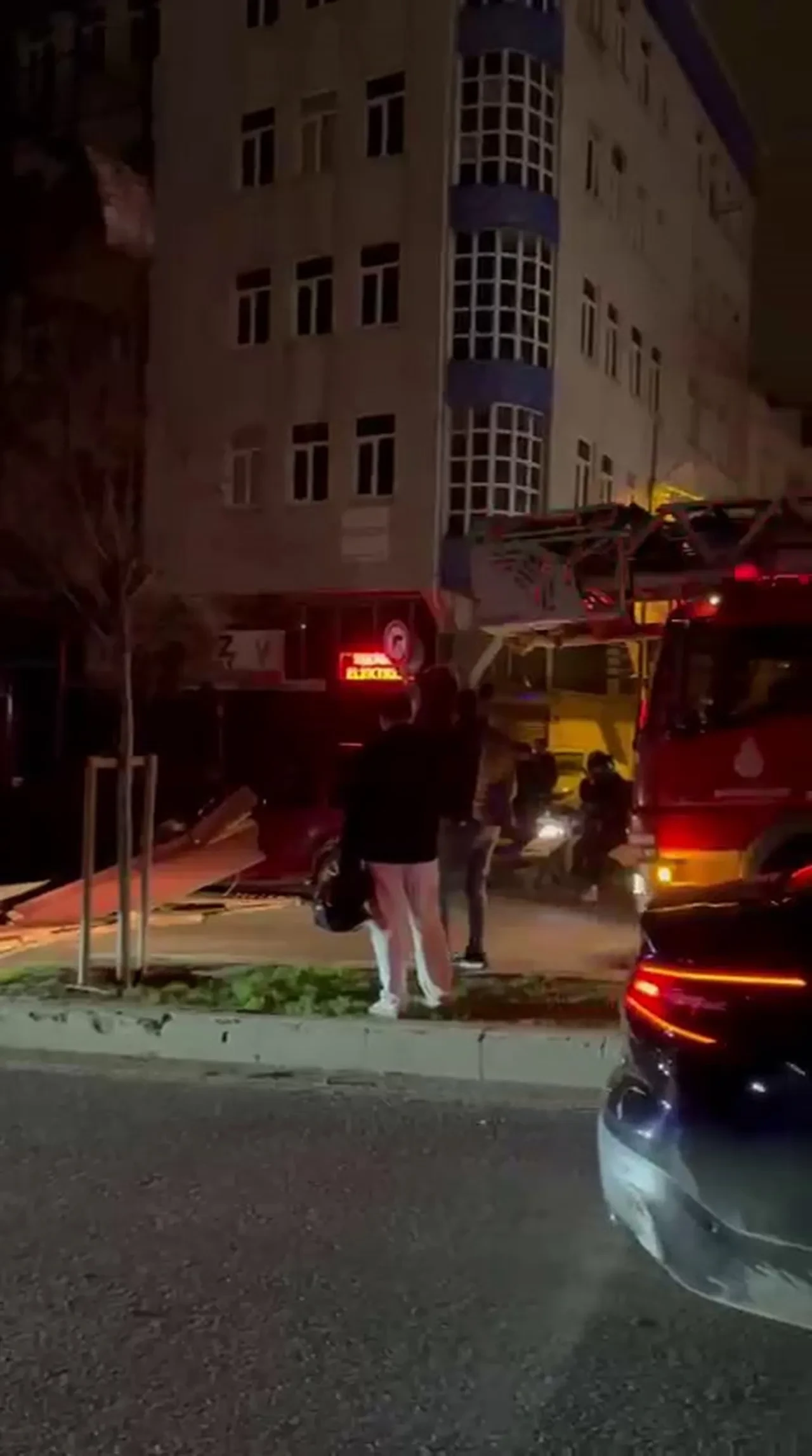 Meteoroloji uyardı korkulan oldu! İstanbul'da fırtına çatıları uçurdu araçlar altında kaldı