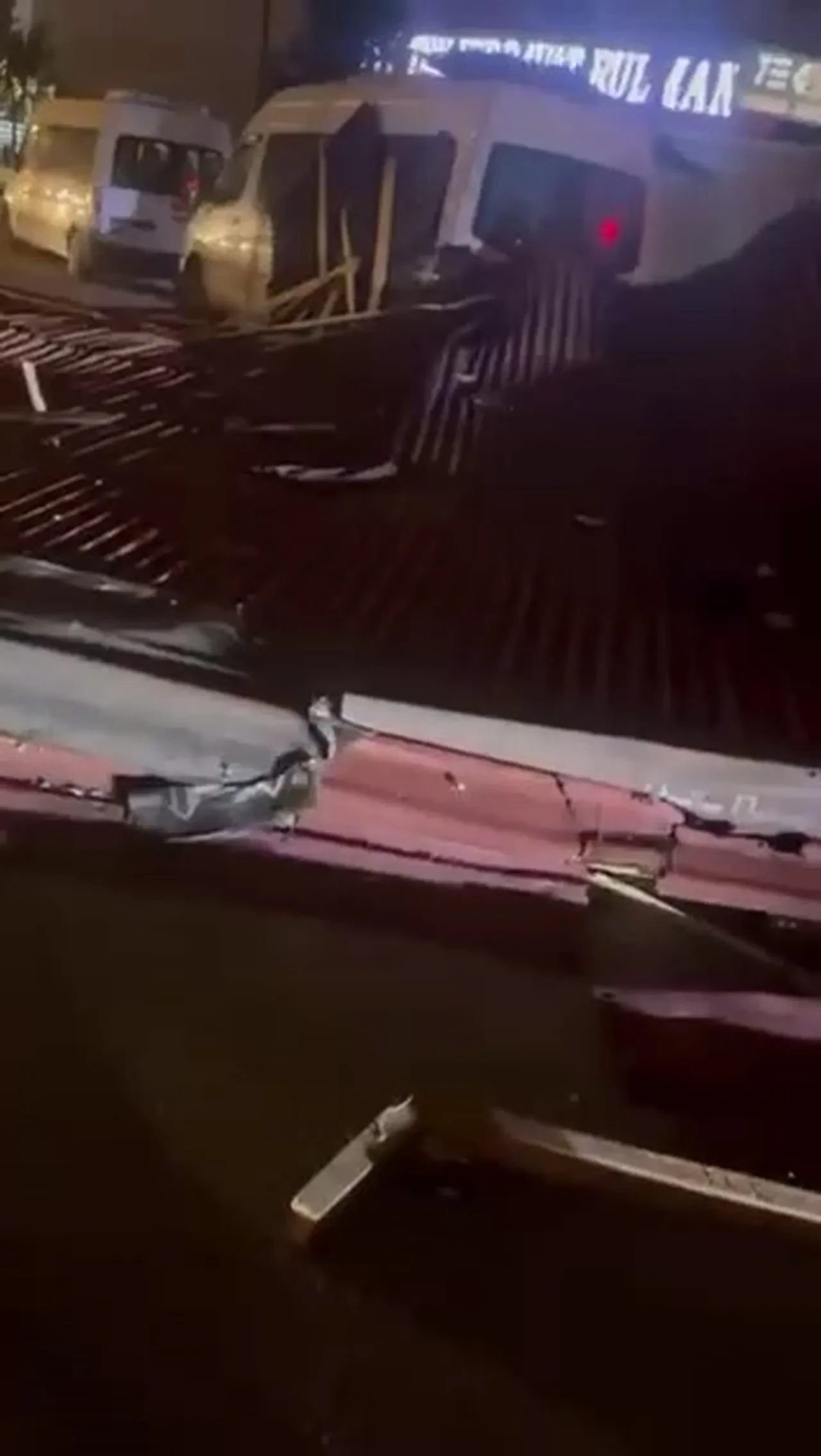 Meteoroloji uyardı korkulan oldu! İstanbul'da fırtına çatıları uçurdu araçlar altında kaldı