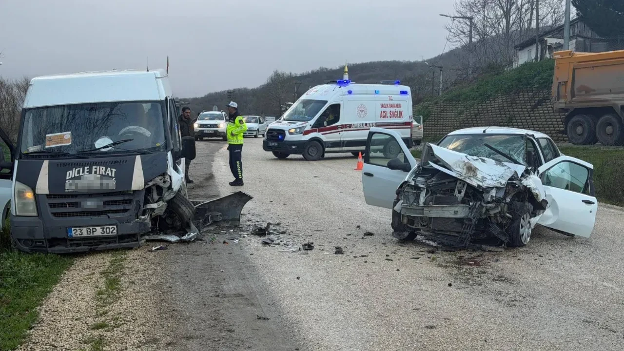Minibüs ile otomobil kafa kafaya çarpıştı! Feci kaza saniye saniye kamerada