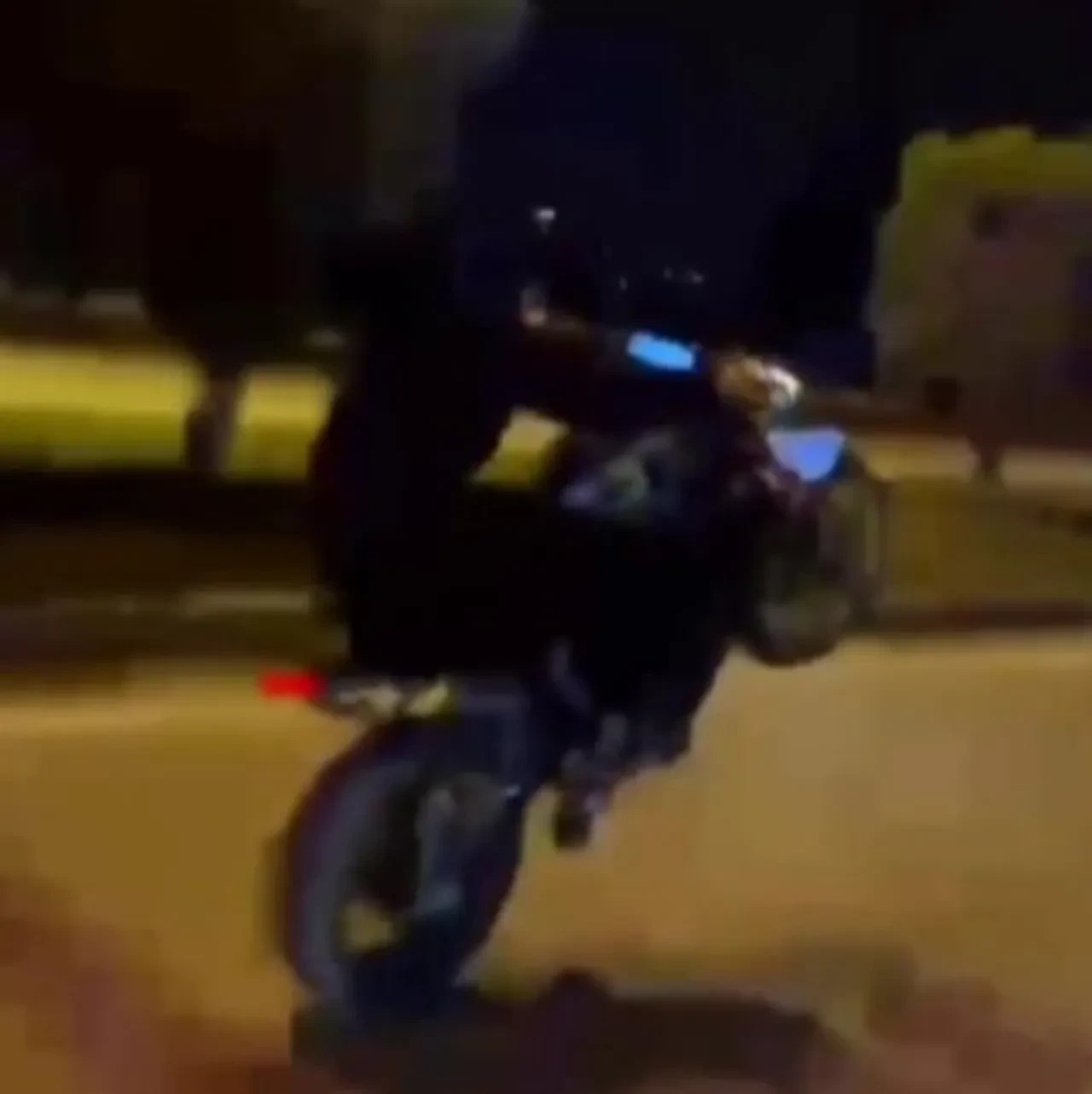 Motosikletle akrobatik hareketler pahalıya patladı! Hem ehliyet gitti hem de motor