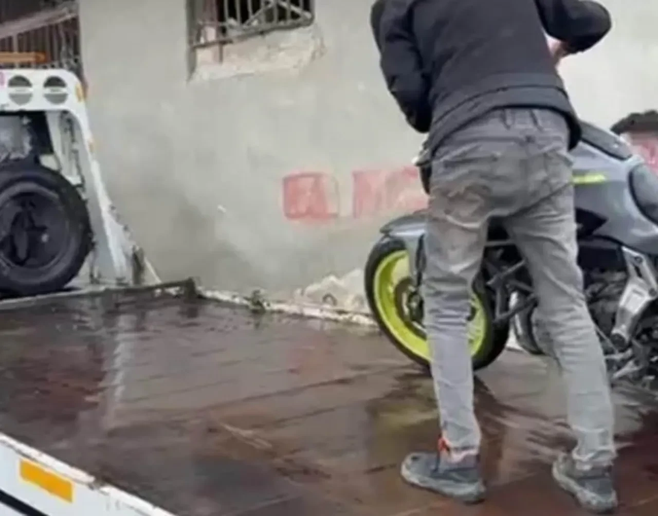 Motosikletle akrobatik hareketler pahalıya patladı! Hem ehliyet gitti hem de motor
