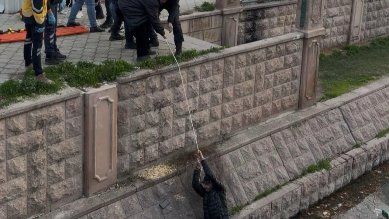 Porsuk'a düşen vatandaş film gibi operasyonla kurtarıldı!