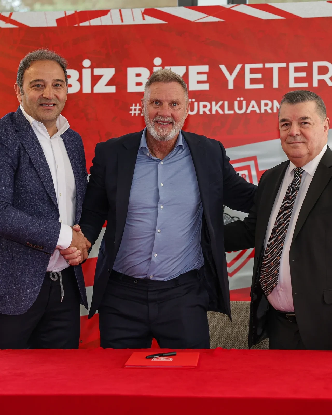 Samsunspor'da Thorsten Fink resmen imzaladı: "Üçüncü adımı atmamız gerekiyor"