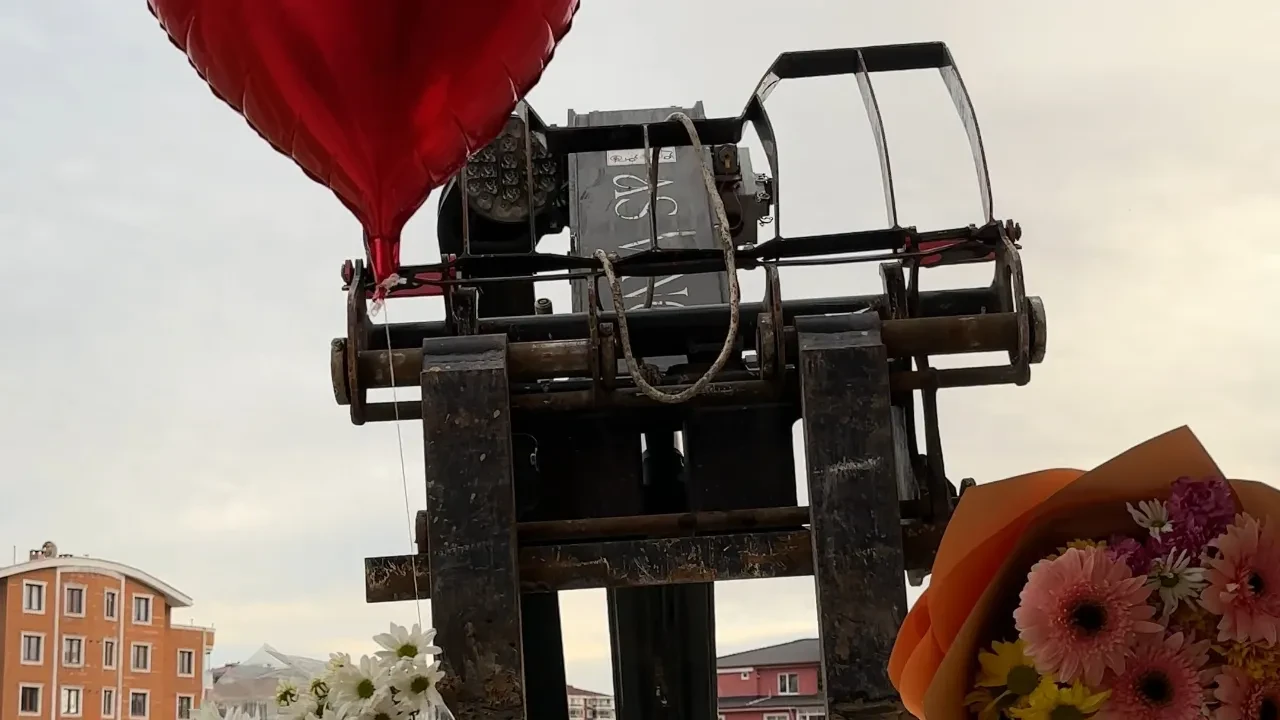 Sevgililer Günü'nü unuttu ama kepçeyle telafi etti: Balkonda gören eş şaşırdı