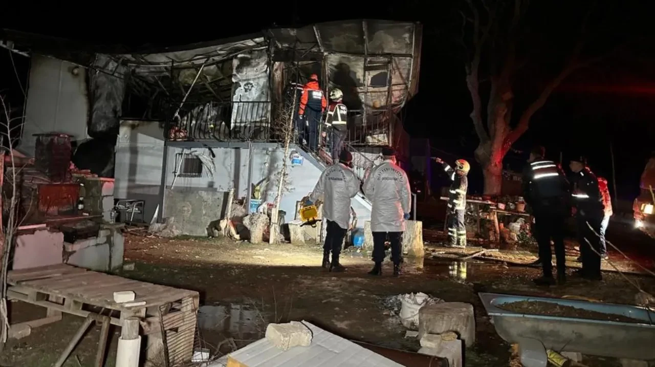 Uşak'ta prefabrik evde yangın: Karı koca hayatını kaybetti