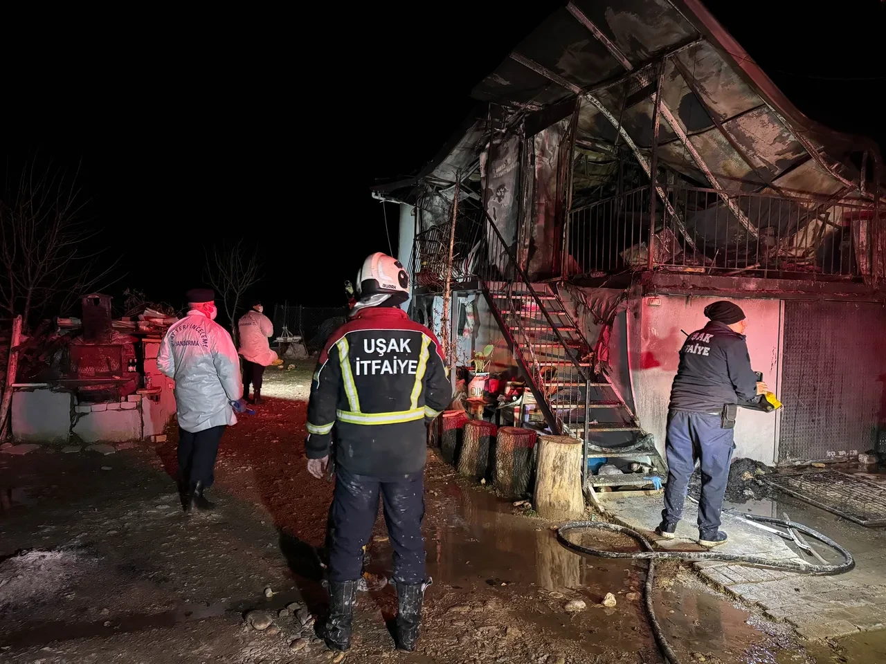 Uşak'ta prefabrik evde yangın: Karı koca hayatını kaybetti