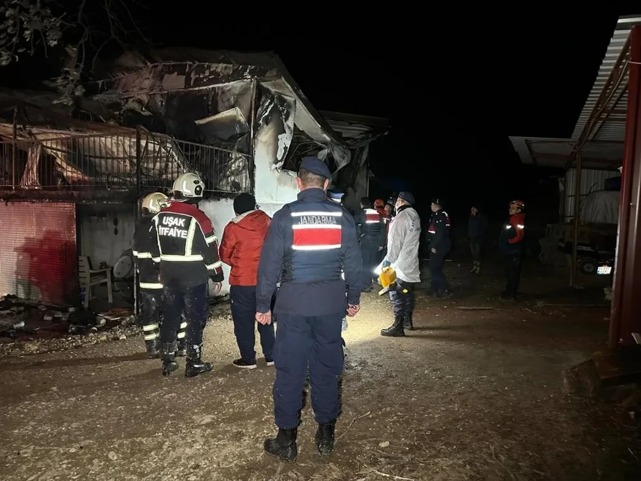 Uşak'ta prefabrik evde yangın: Karı koca hayatını kaybetti