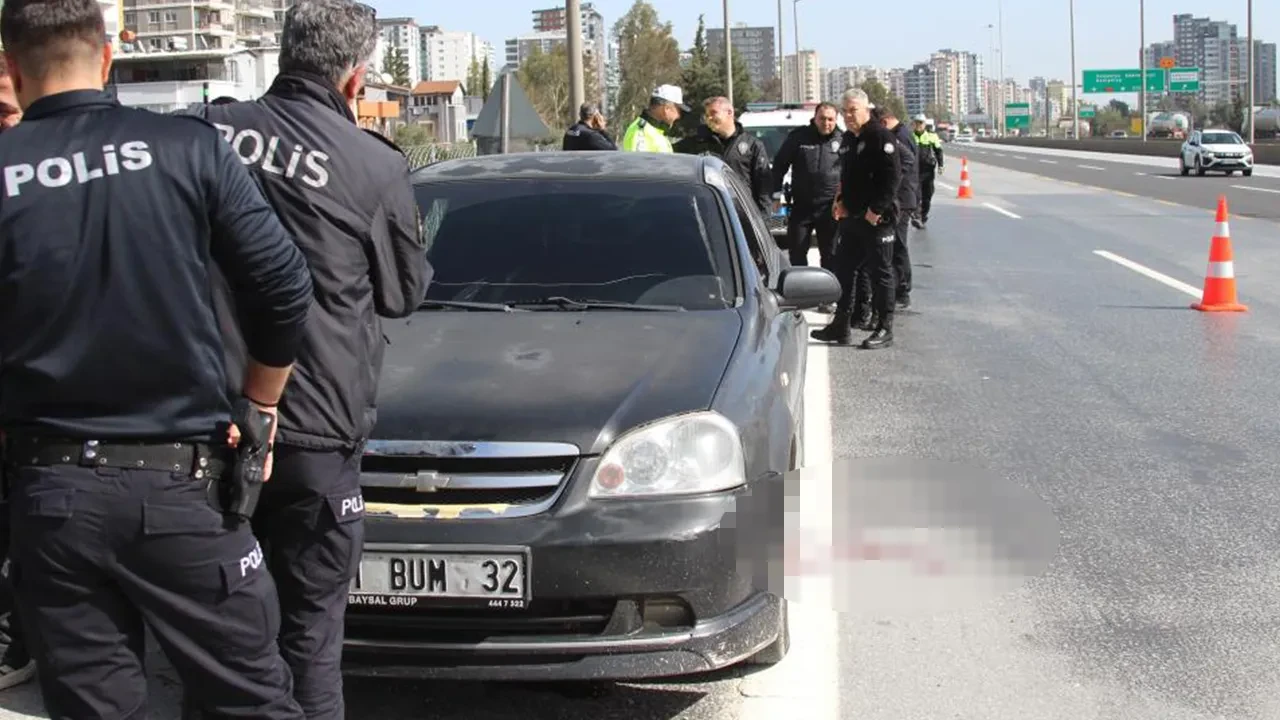 Yol kenarında dehşet! Araç içinde sır ölüm: İntihar mı cinayet mi?