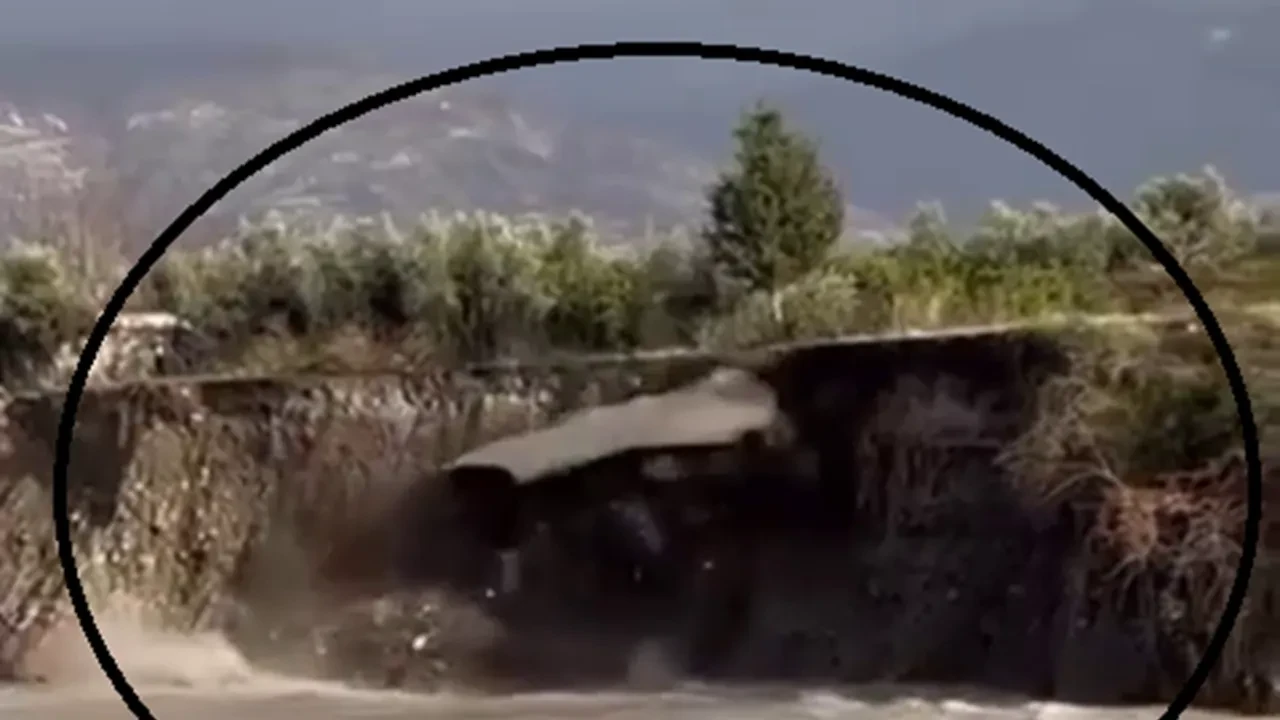 Yolun çökme anı kamerada! Debisi yükselen dere önüne geleni yıktı