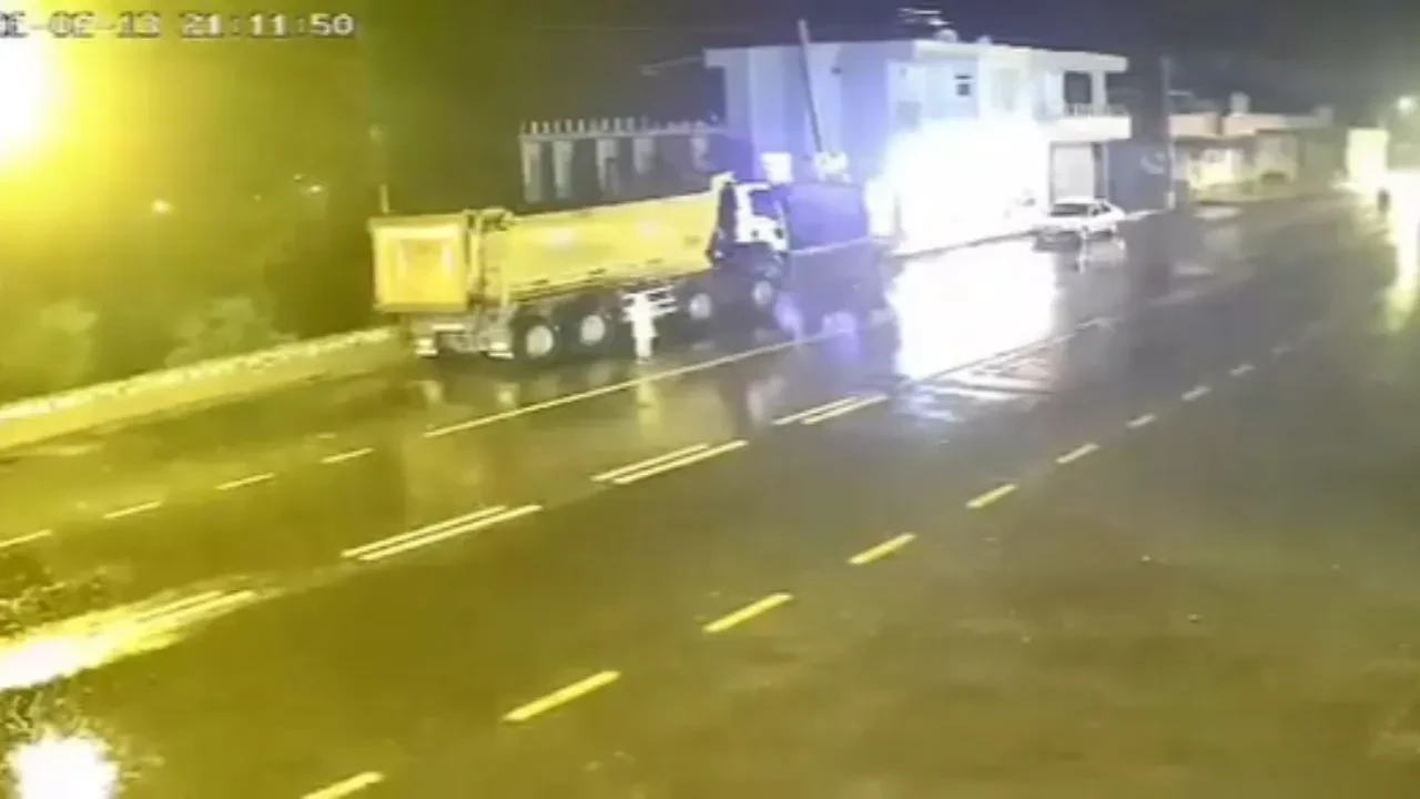 Yolun karşısına geçmeye çalışırken arabanın altında kaldı! Yaşlı kadının öldüğü kaza kamerada