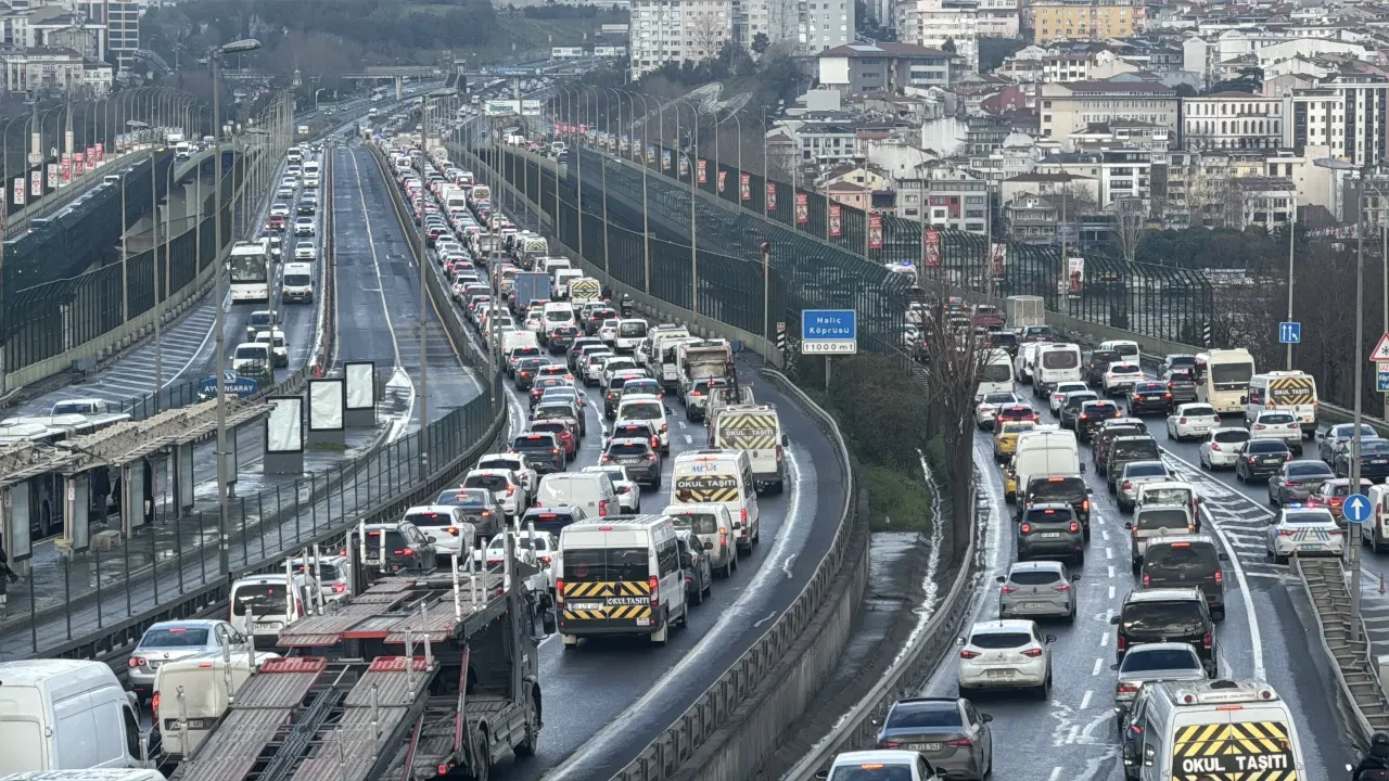 Ambulanslar bile ilerlemekte zorlandı! Megakentte iş çıkışı trafik 'Dur' noktasına geldi