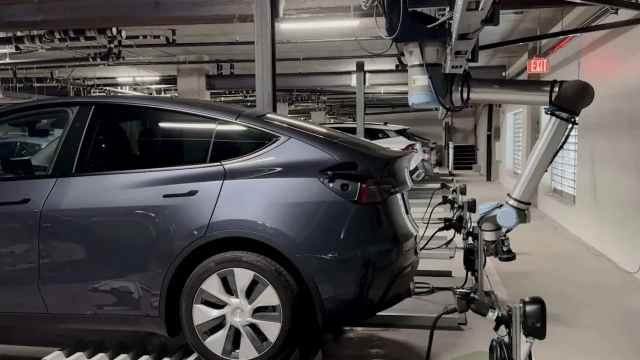 Araçları kendi park edip şarja takan otopark devreye alındı