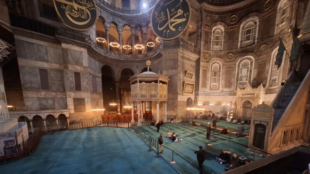 Ayasofya-i Kebir Camii Ramazan’da ibadete hazır! İç mekan iskele kurulumu tamamlandı