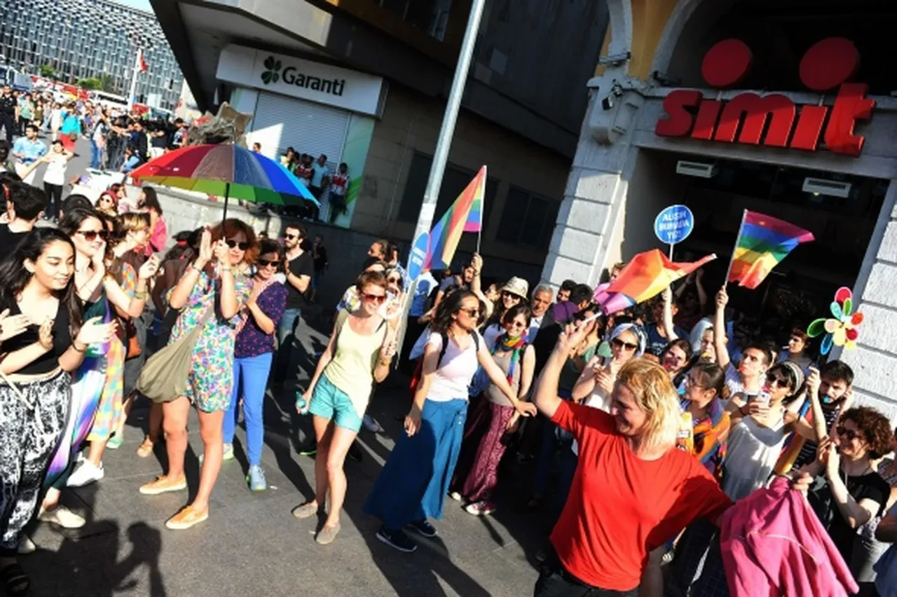 Bakanlık harekete geçti! Ağır yaptırımlar yolda: LGBT'yi övene hapis cezası geliyor