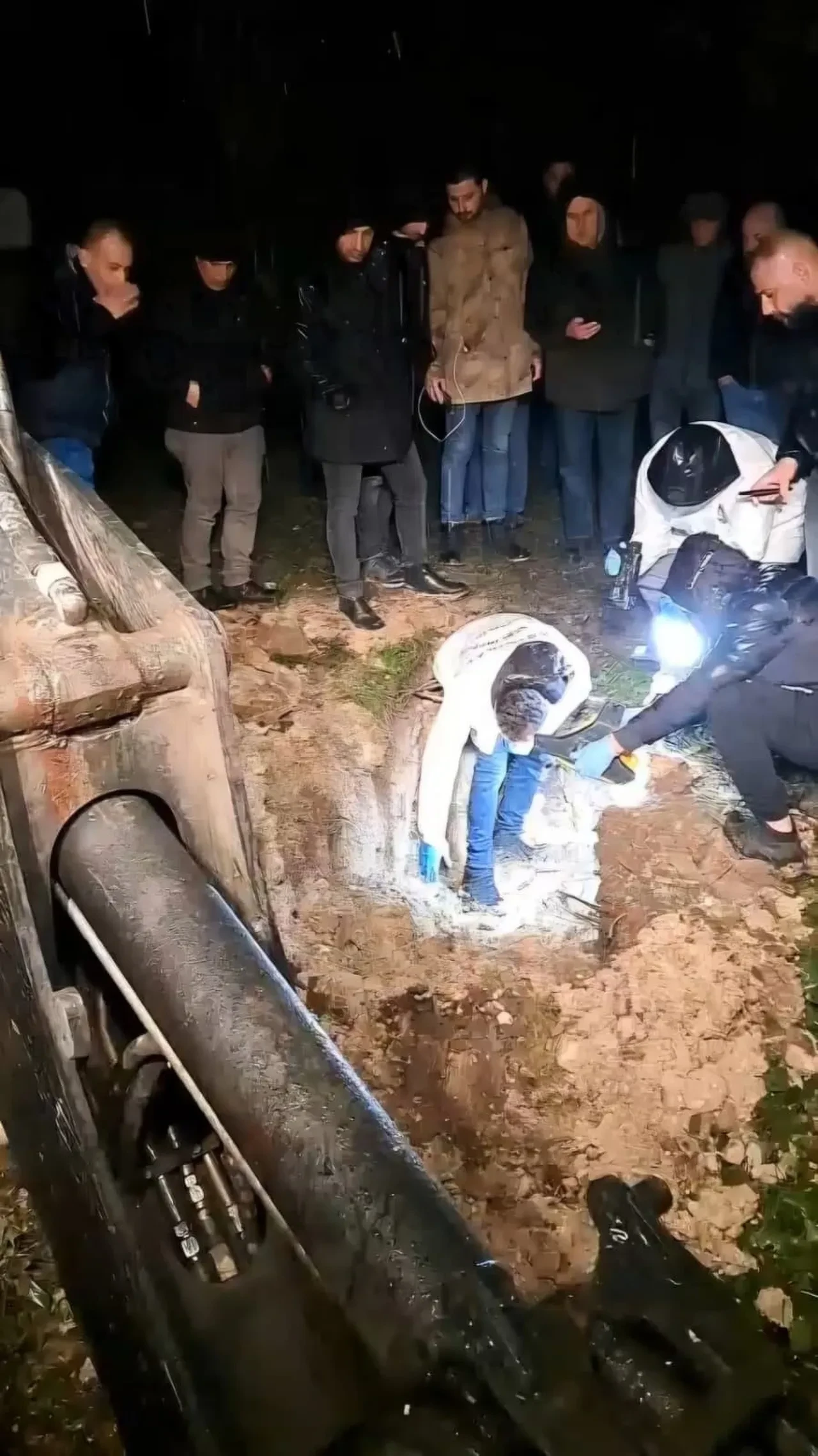 Bartın'da esrarengiz olay! Sarılı şekilde mezarlıktan çıkarıldı, mahalleli ayağa kalktı