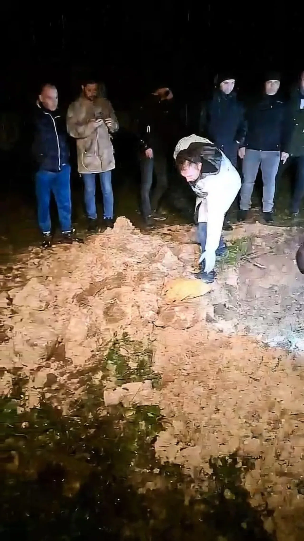 Bartın'da esrarengiz olay! Sarılı şekilde mezarlıktan çıkarıldı, mahalleli ayağa kalktı