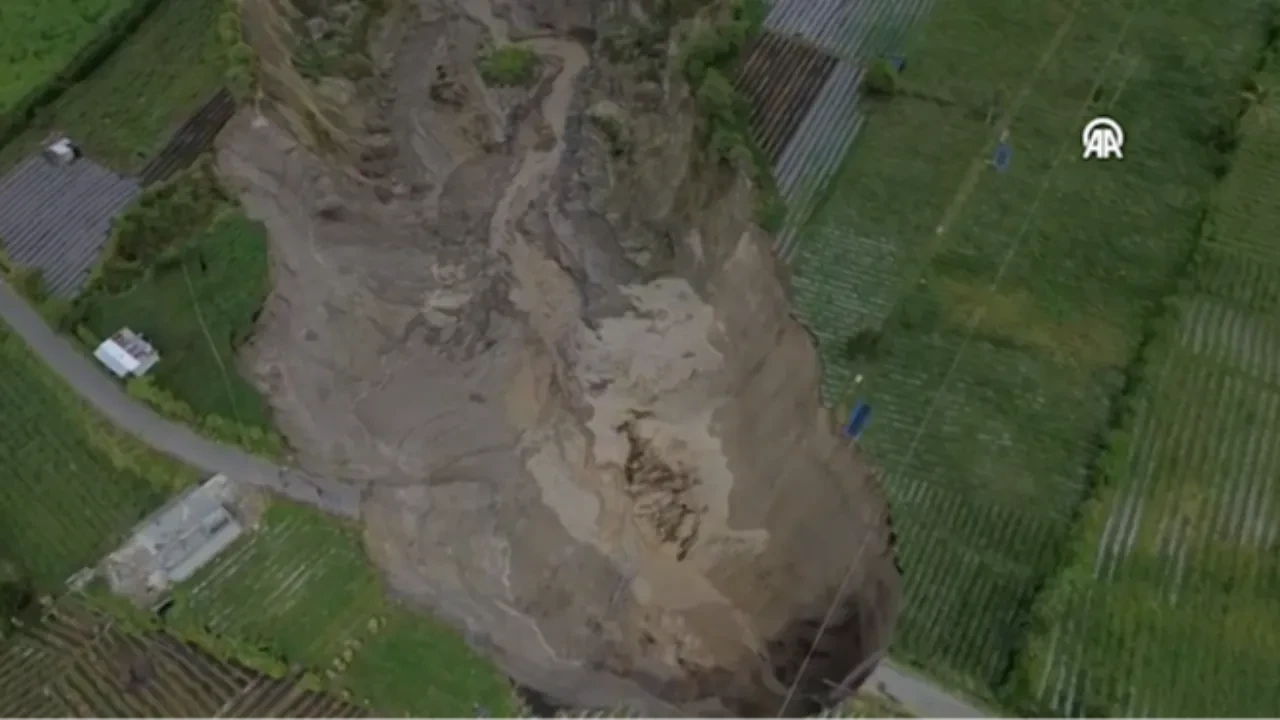 Dev obruk 3 hektar tarım arazisini yuttu! Endonezya'da halka uyarı