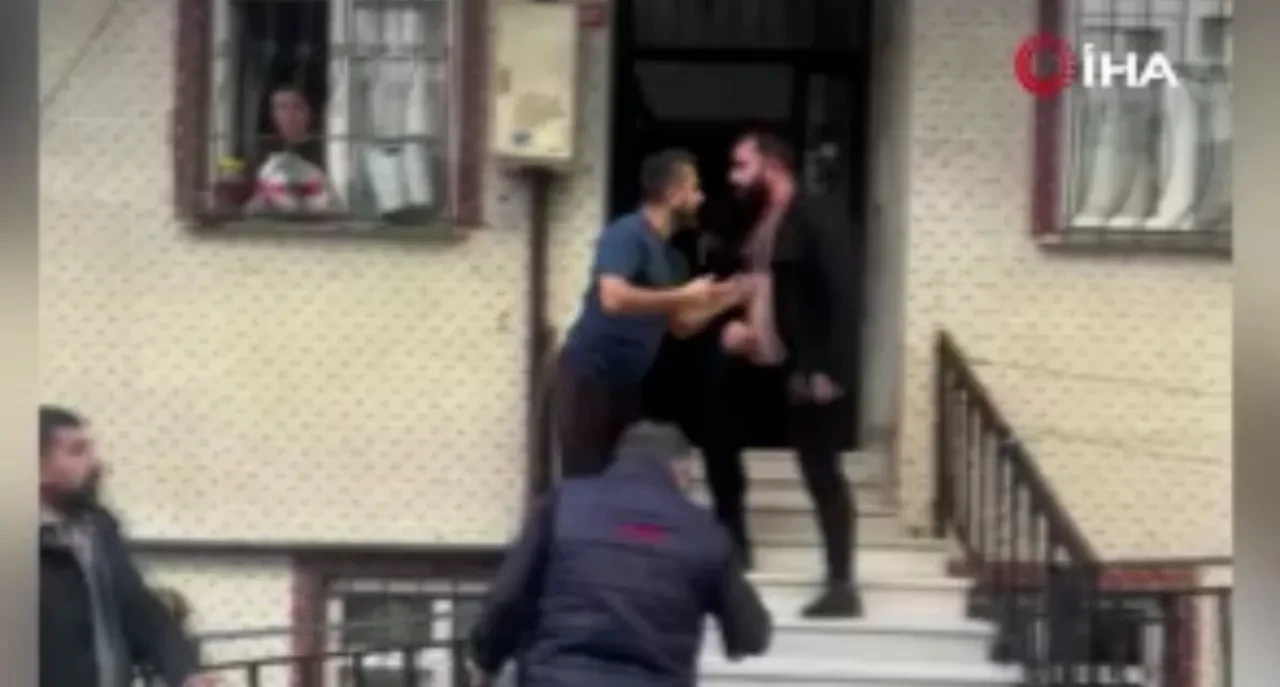 Eşi ve ikiz bebeklerinin gözü önünde dehşeti yaşadı! Etrafını sarıp dakikalarca dövdüler