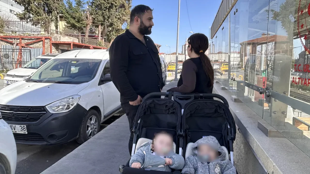 Eşi ve ikiz bebeklerinin gözü önünde dehşeti yaşadı! Etrafını sarıp dakikalarca dövdüler