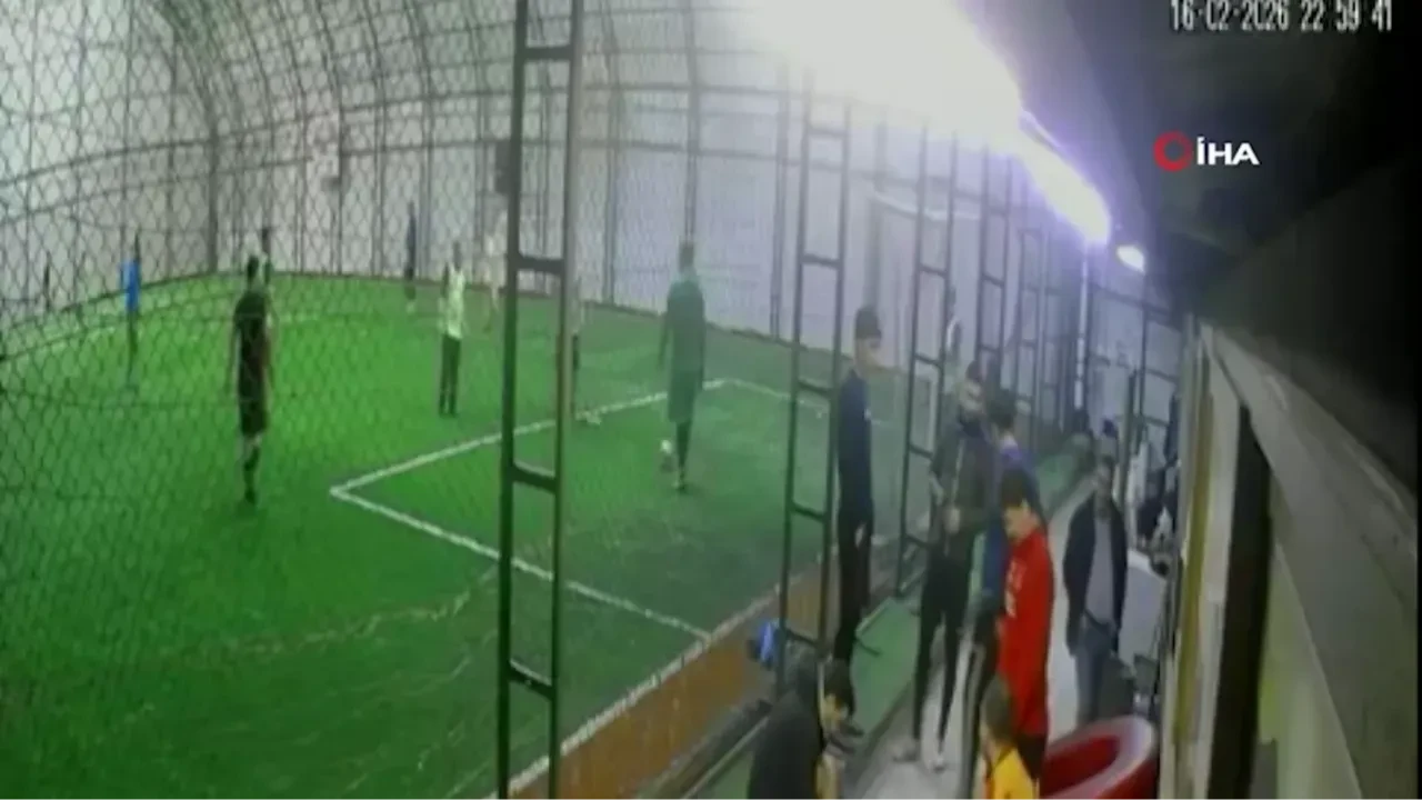 Halı sahada maç yaparken aniden yere yığıldı! O anlar kamerada