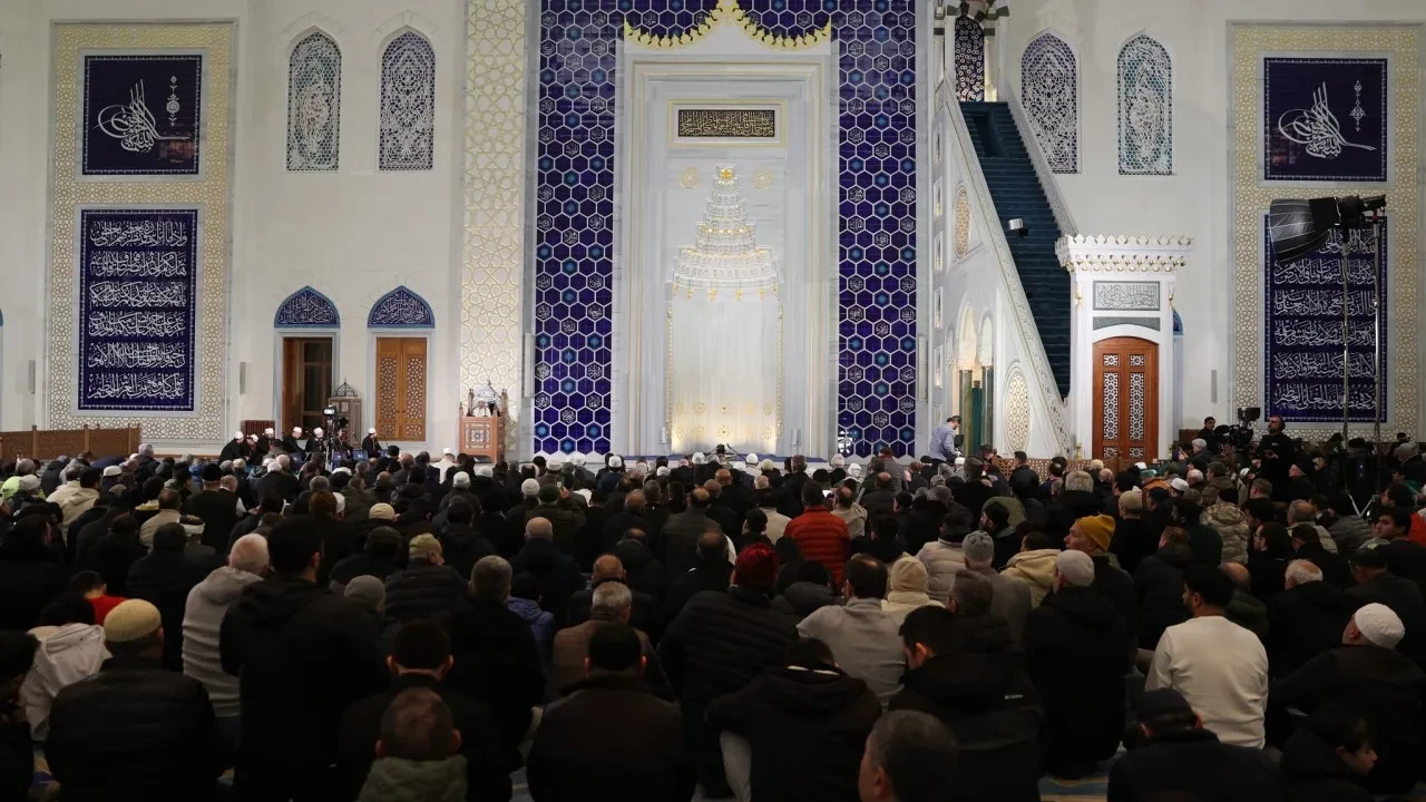 İstanbul’da hatimle teravih namazı kılınacak camilerin ilçe ilçe listesi belli oldu! Hangi ilçe hangi cami hatimli?