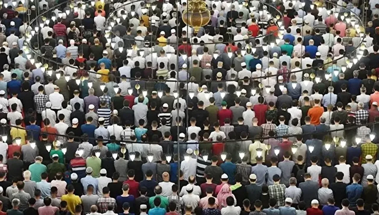 İstanbul’da hatimle teravih namazı kılınacak camilerin ilçe ilçe listesi belli oldu! Hangi ilçe hangi cami hatimli?
