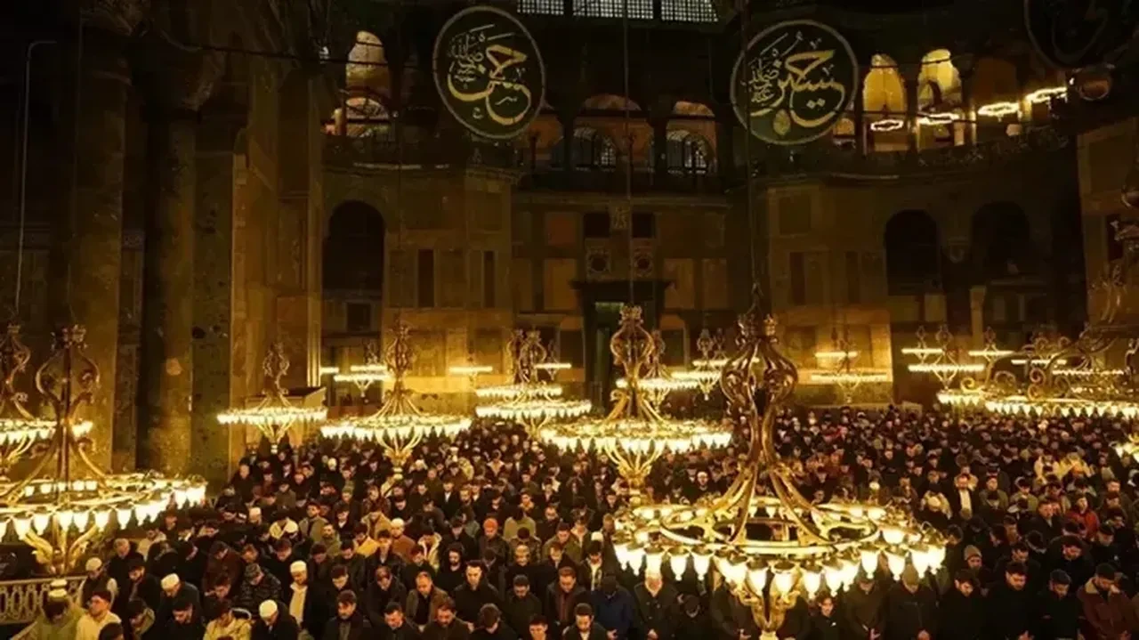 İstanbul’da hatimle teravih namazı kılınacak camilerin ilçe ilçe listesi belli oldu! Hangi ilçe hangi cami hatimli?