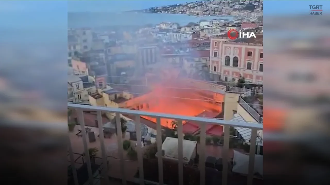 İtalya'da tarihi Sannazaro Tiyatrosu alevlere teslim oldu! Çatısı çöktü