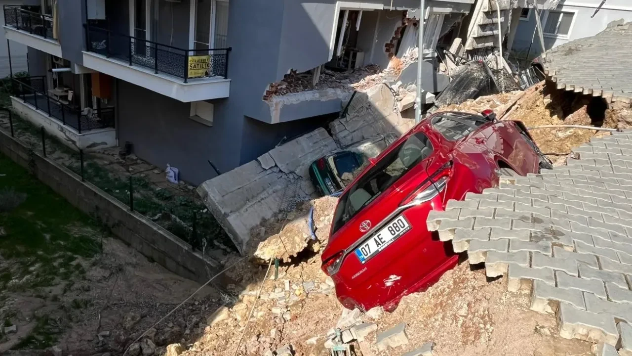 İzmir'de çöken istinat duvarıyla ilgili sıcak gelişme! Binanın müteahhidi gözaltına alındı