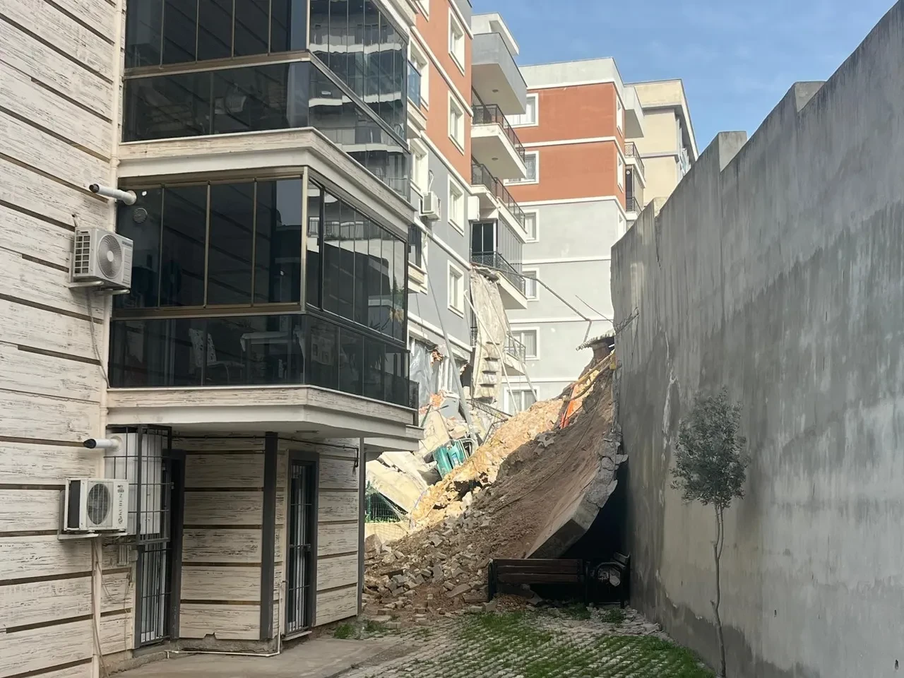 İzmir'de çöken istinat duvarıyla ilgili sıcak gelişme! Binanın müteahhidi gözaltına alındı