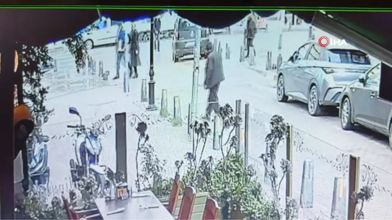 İzmir'de korku dolu anlar! Kuyumcuya soygun girişimi kamerada