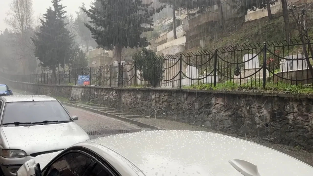 Kağıthane'de sağanak yağış arkasından dolu getirdi! Vatandaşlar zor anlar yaşadı