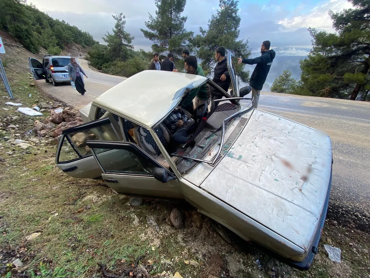 Kaya parçası otomobilin içine girdi! Kahramanmaraş'ta facia