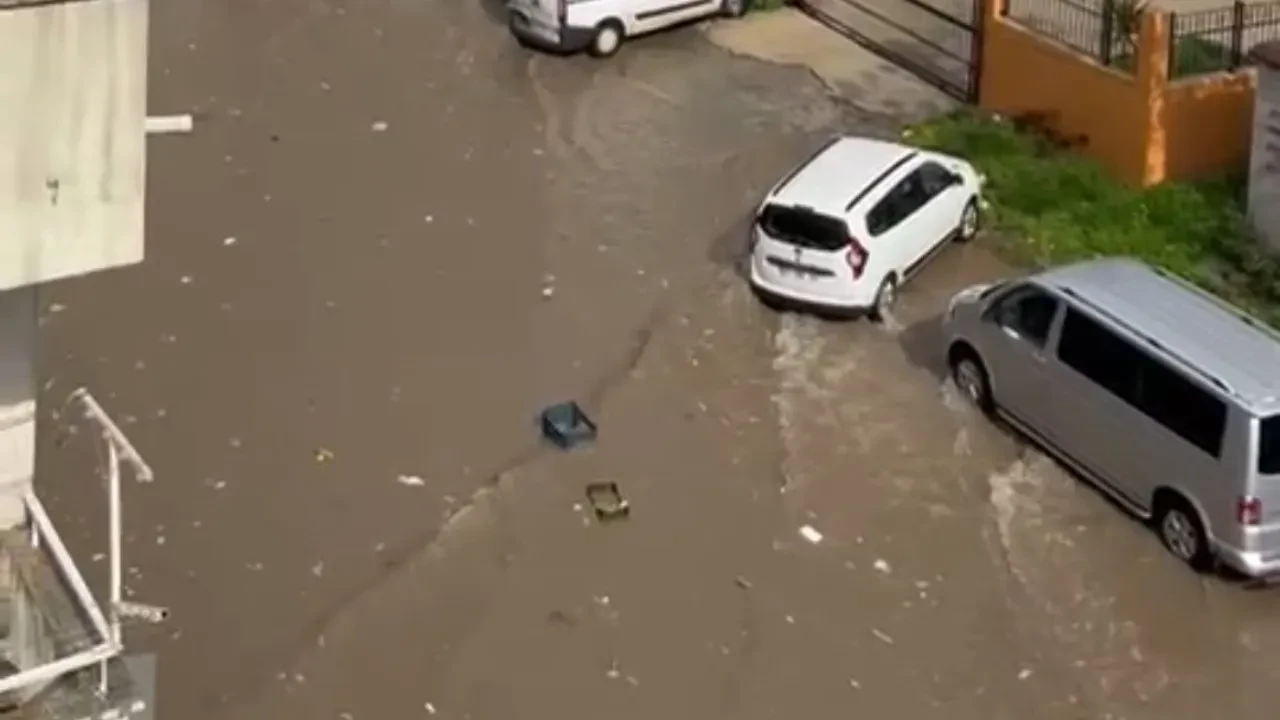 Kent 15 dakikada nehre döndü! Pazarcıların ürünleri selde kayboldu